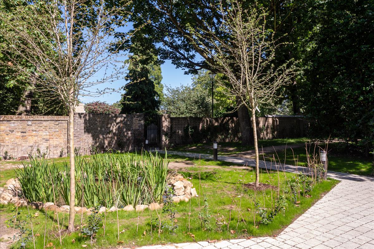 Luxury Hackney Gardens Apartment for sale, with outdoor balcony
