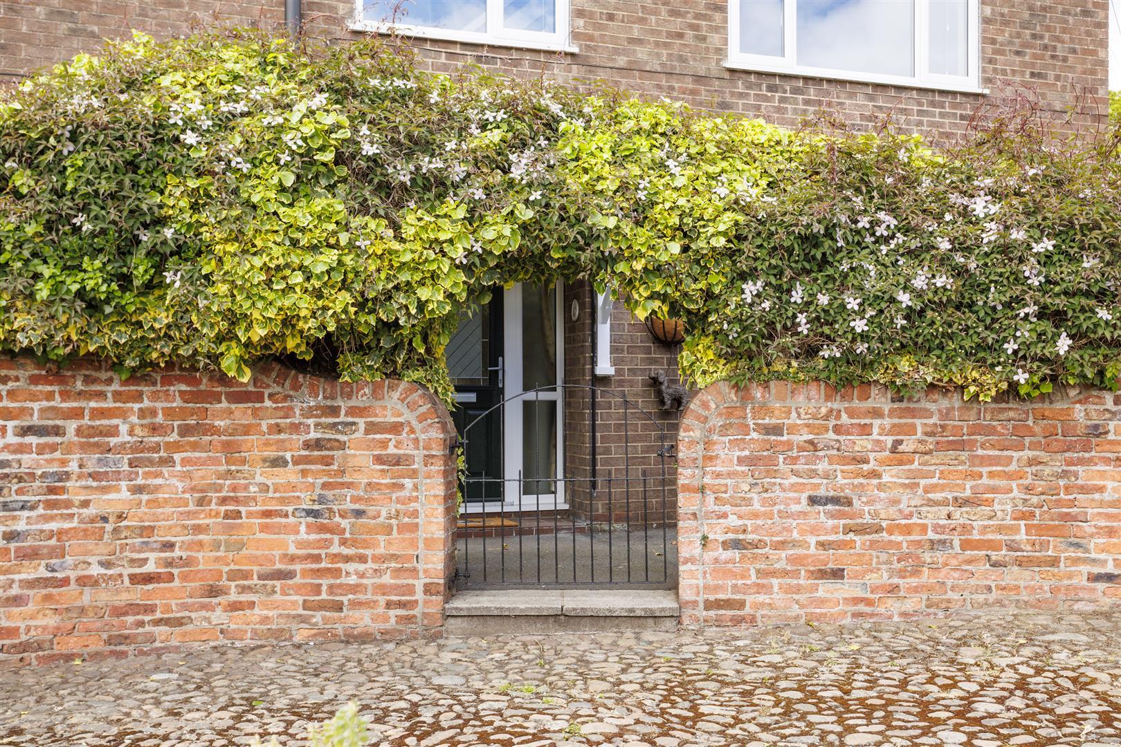 Property Image 73faa808-bd40-442e-9517-0d7e494ead8e