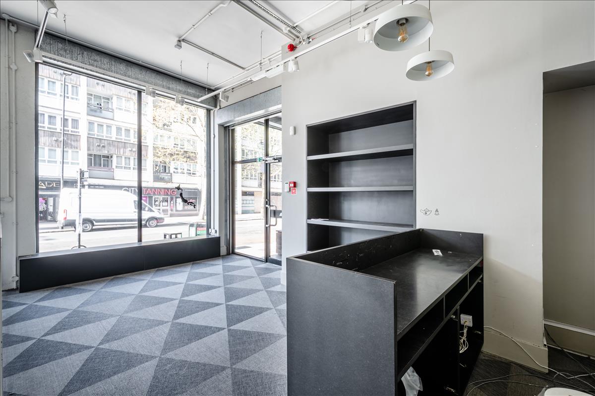 retail unit to let in Old Street
