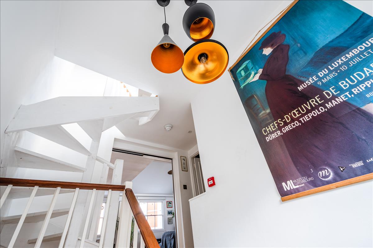 Top floor period apartment for sale in WC1