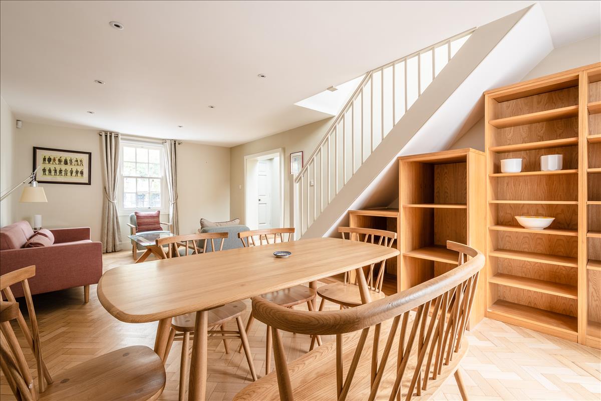 Stunning two bed georgian townhouse for rent in Barnsbury N1