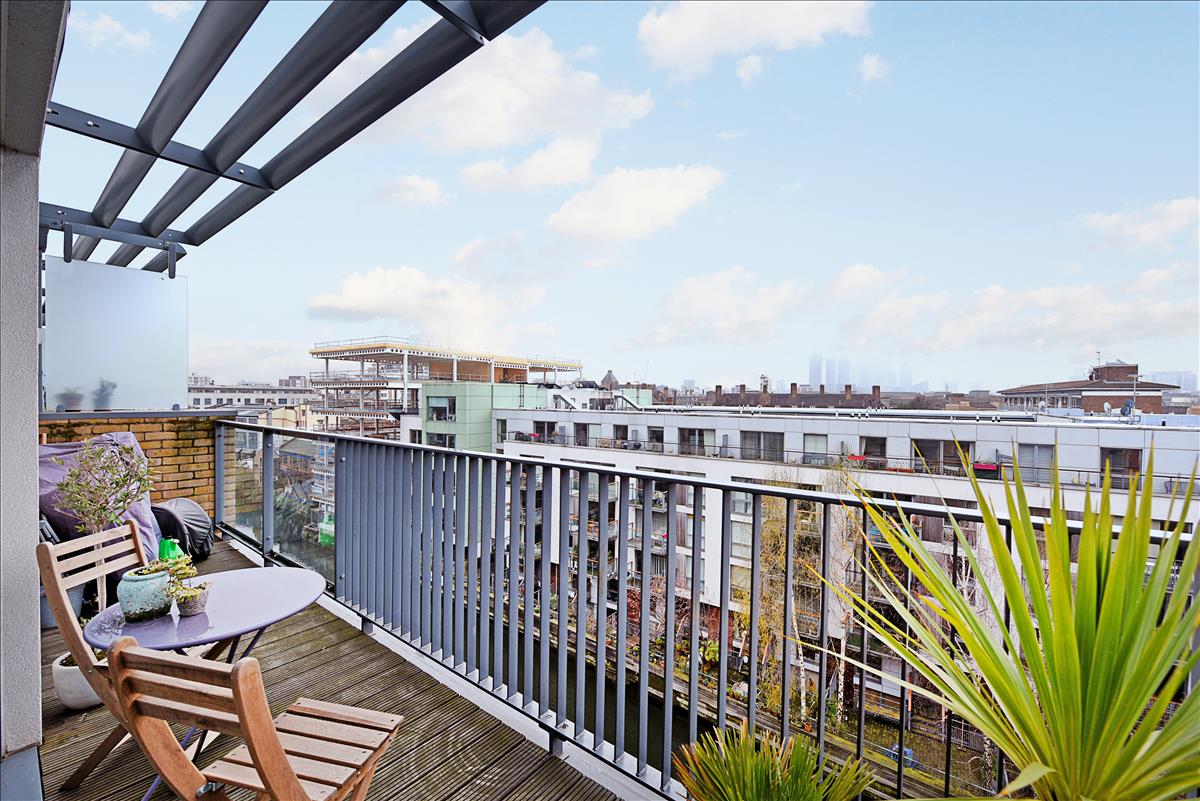 top floor one bed new build canal-side apartment for rent in De Beauvoir