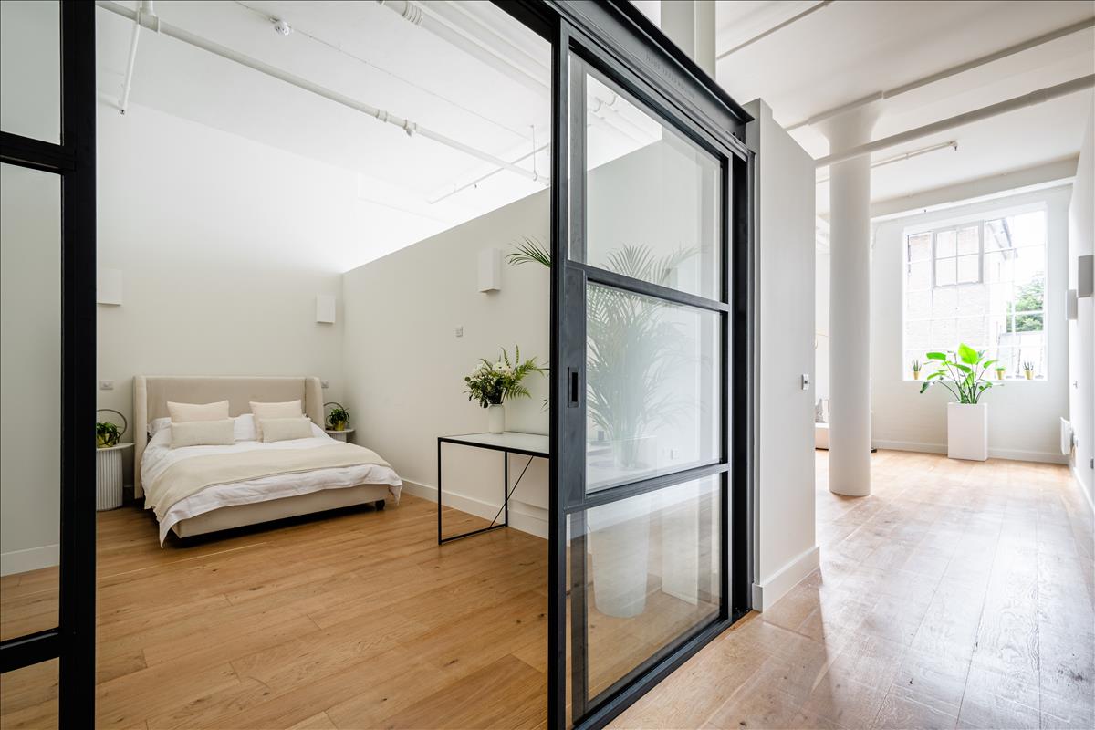 Studio with separate sleeping area, one bedroom, 1 bedroom, for sale in Hoxton, Angel, Hackney, N1