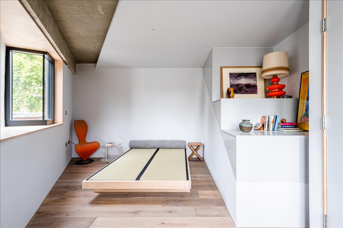 Three bedroom architecturally finished triplex in London Fields for sale e8
