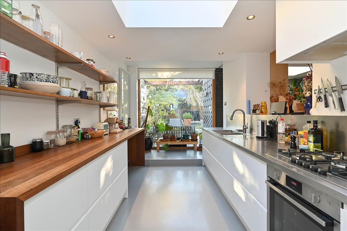 incredible four bedroom townhouse with garden available for long let in london fields e8