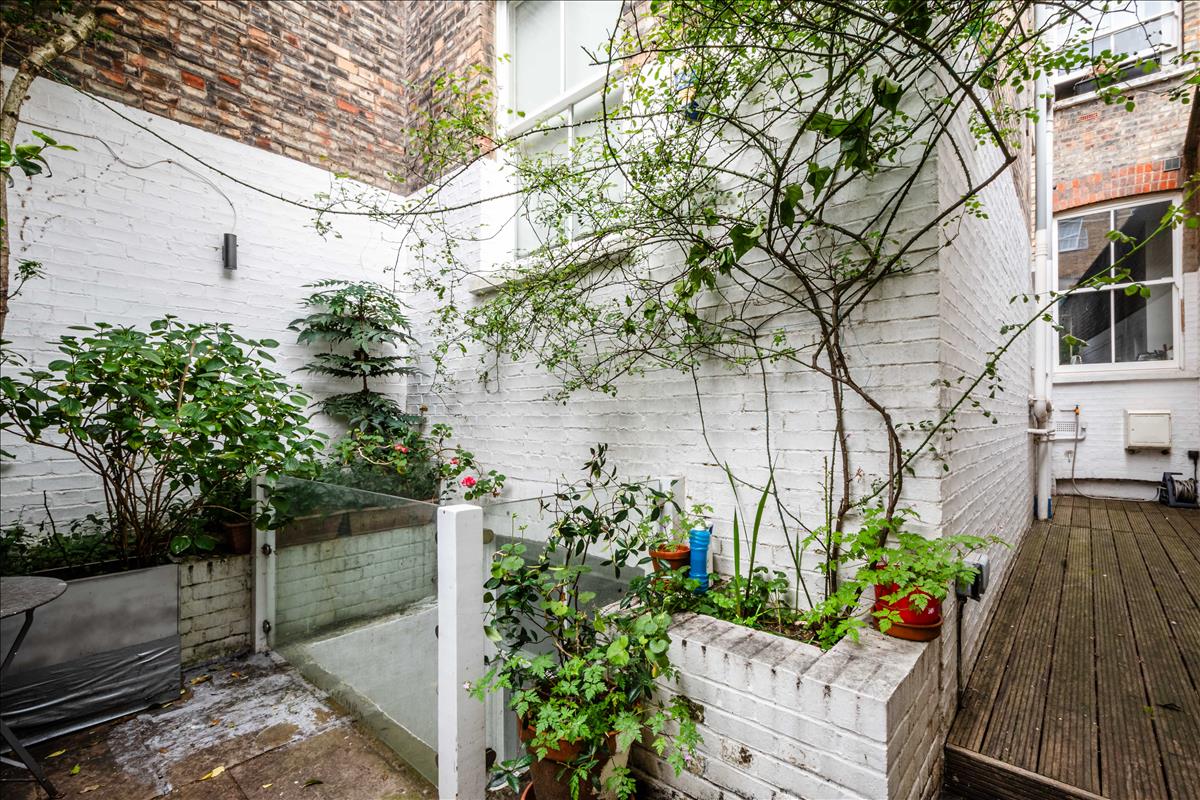 Private garden. Three bedroom split-level duplex apartment for sale on Orde 