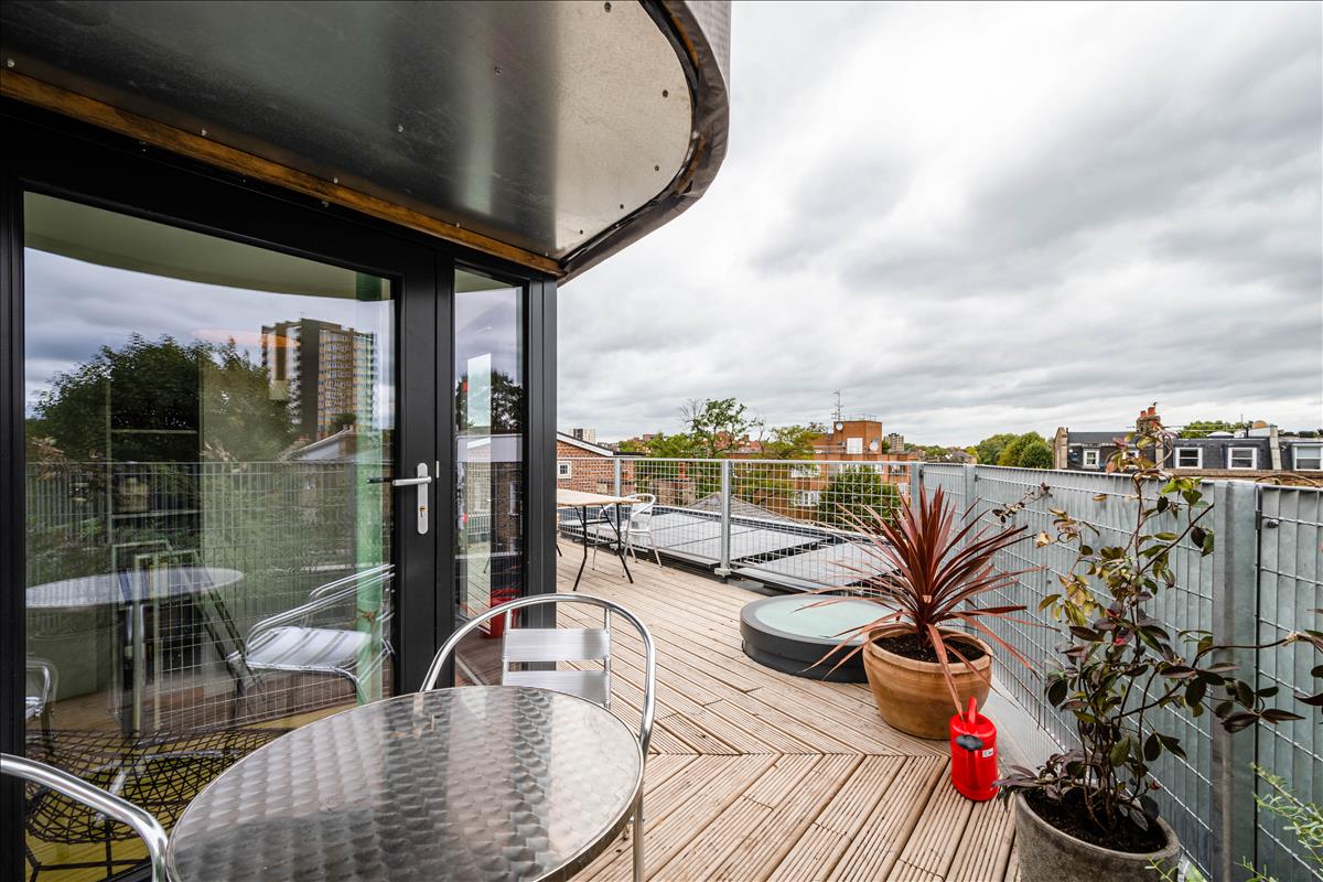 Three bedroom architecturally finished triplex in London Fields for let e8