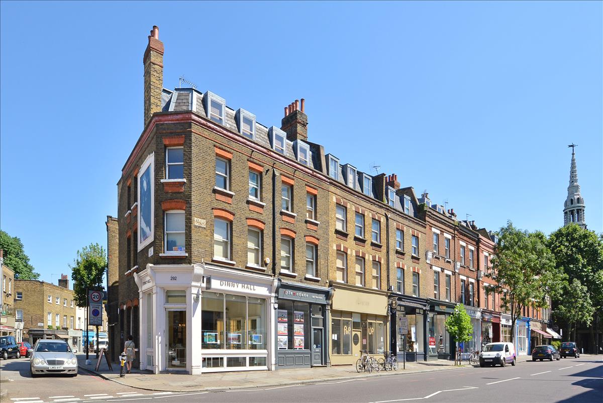 Top floor two bed apartment for rent on Upper Street N1