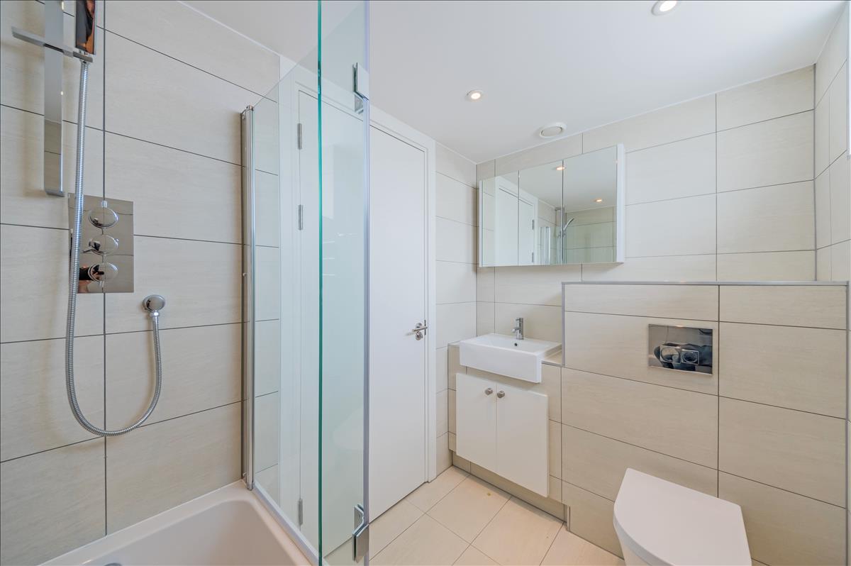 New build apartment London Fields bathroom