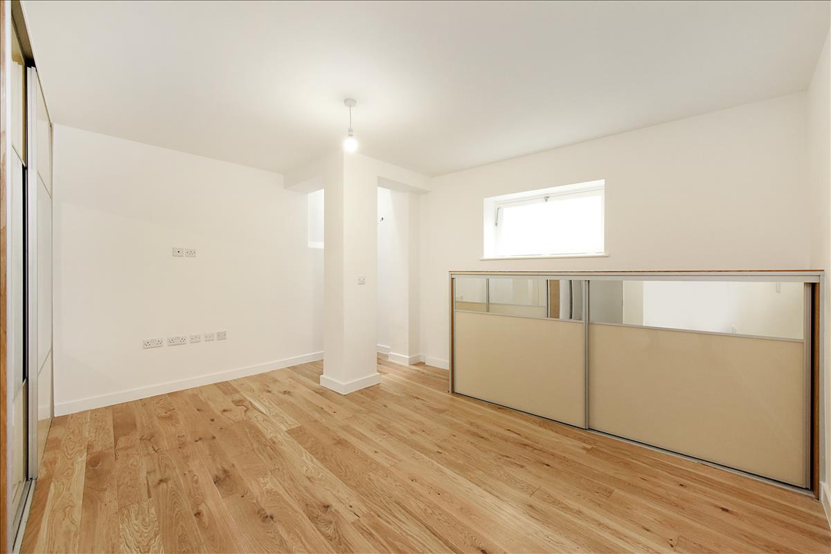 Architecturally designed 4 bedroom house for let in De Beauvoir