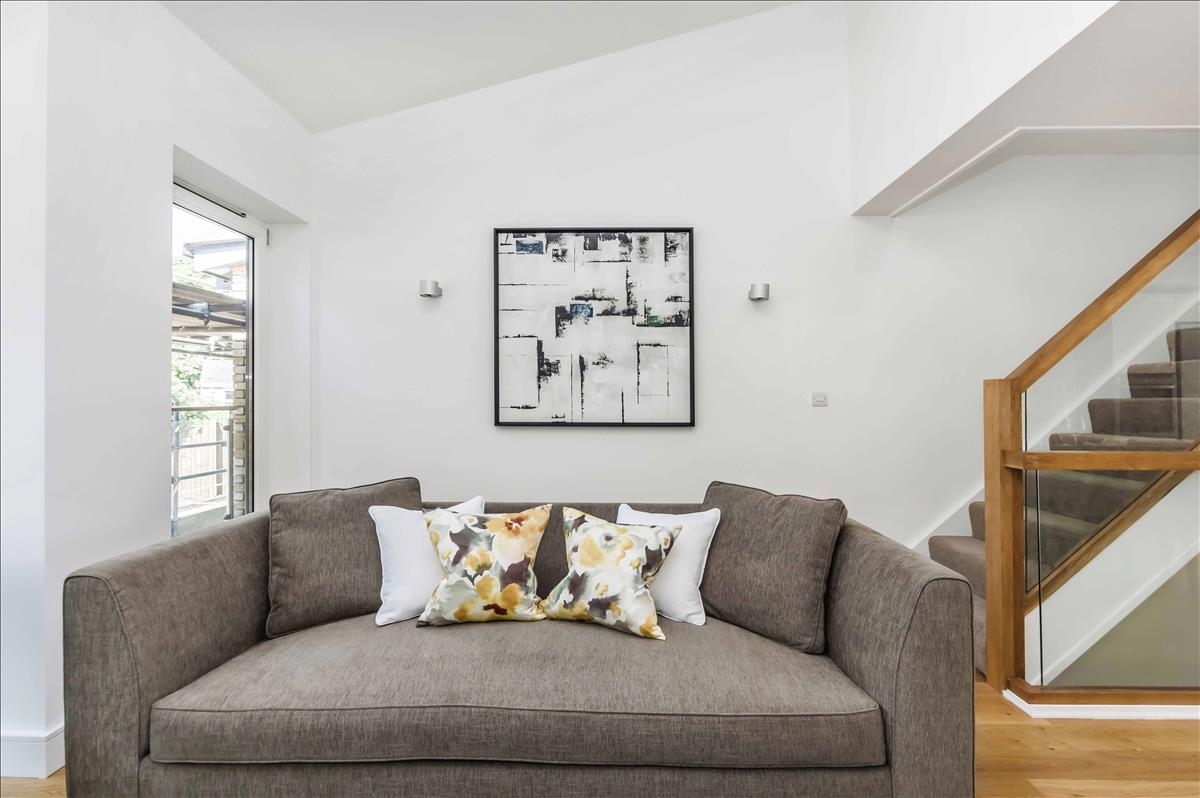 deluxe four bed gated mews house for rent in the heart of de beauvoir