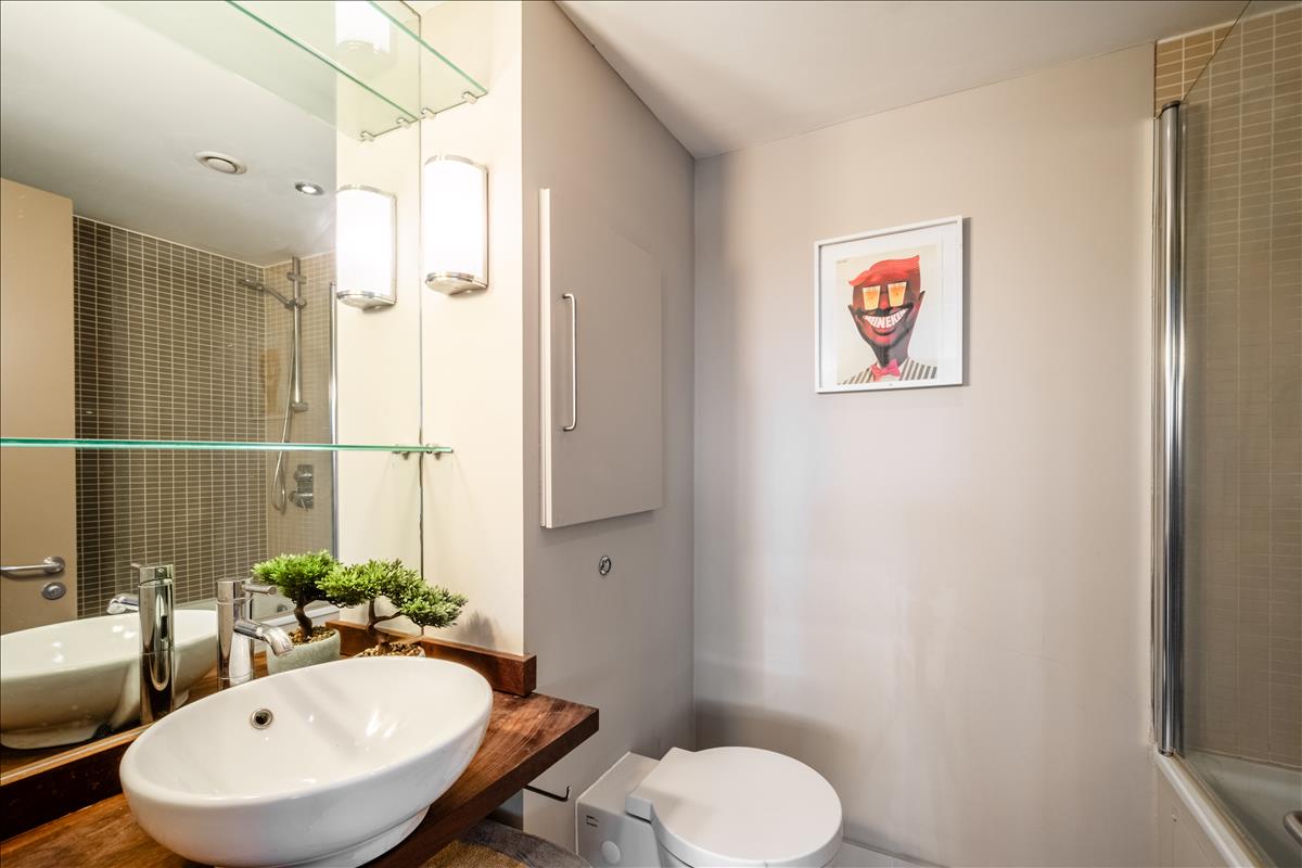 Split-level penthouse for sale, Boundary Street, Shoreditch, E2. Ensuite to second bedroom