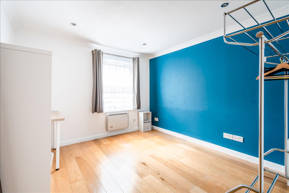 Three bedroom period apartment for rent in WC1