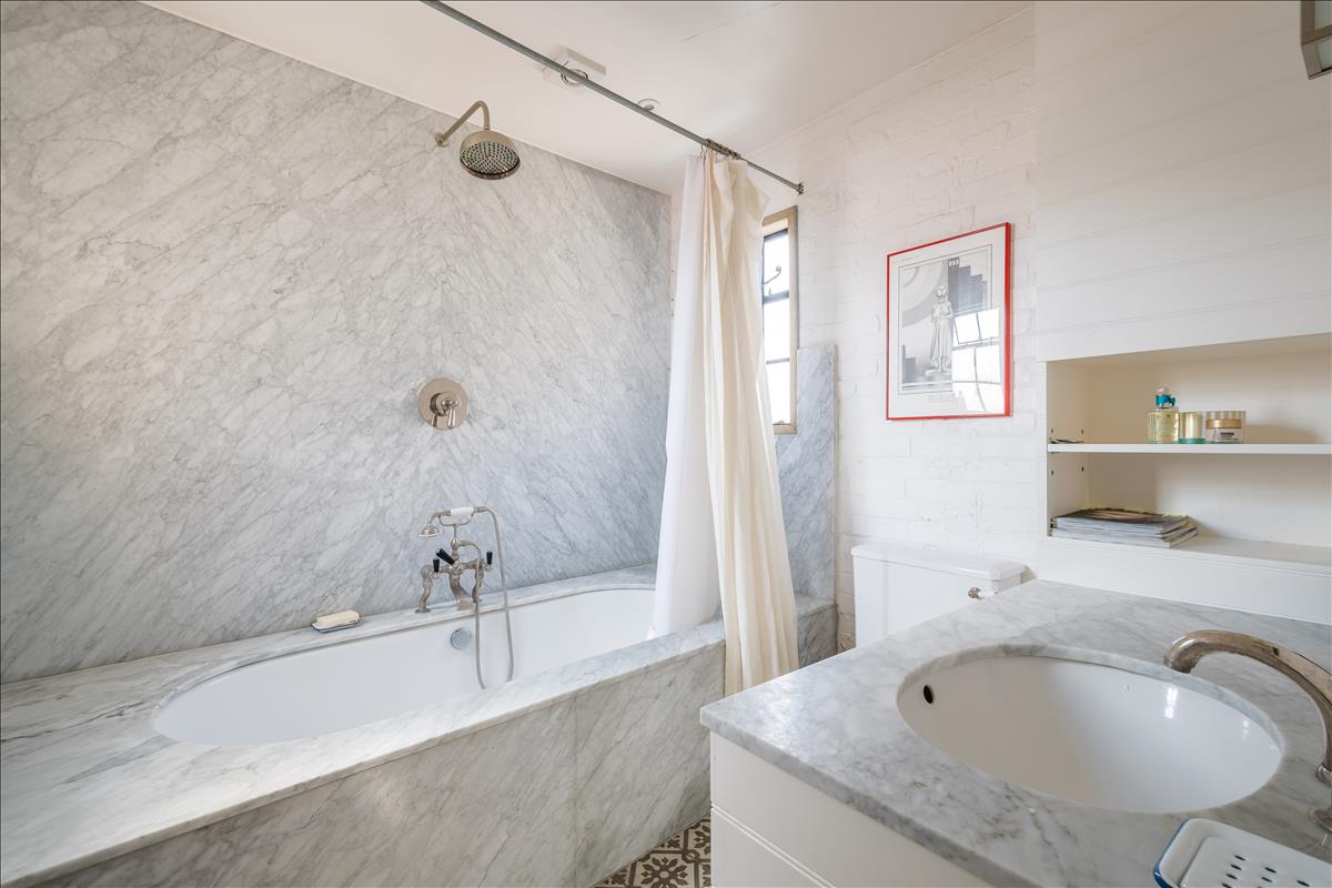 stunning topfloor penthouse apartment shoreditch
