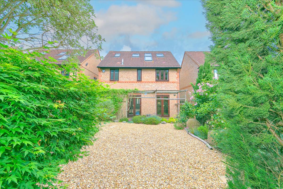 Property Image 826de84b-cba2-4a54-b736-d905e7a2ee55