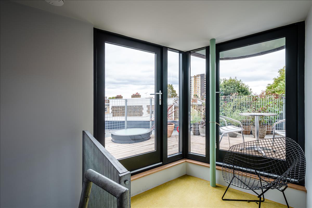 Three bedroom architecturally finished triplex in London Fields for sale e8