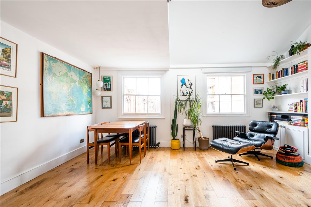 Top floor period apartment for sale in WC1