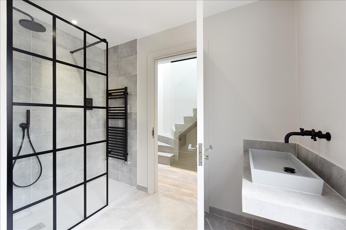 Stylish and modern three bed terrace conversion for let in Shoreditch