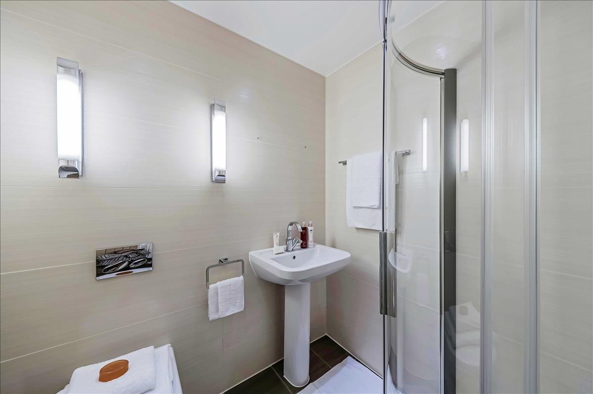 deluxe four bed gated mews house for rent in the heart of de beauvoir