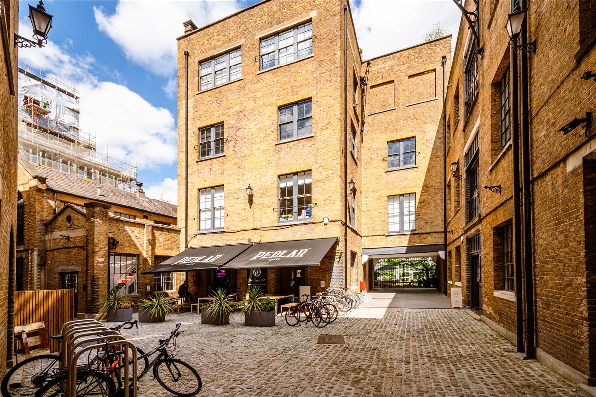 Studio with separate sleeping area, one bedroom, 1 bedroom, for sale in Hoxton, Angel, Hackney, N1