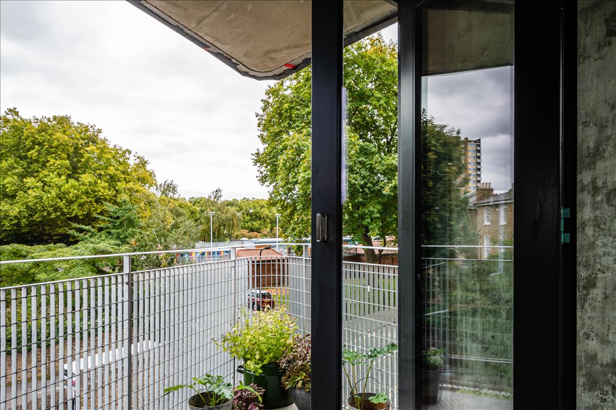 Three bedroom architecturally finished triplex in London Fields for let e8
