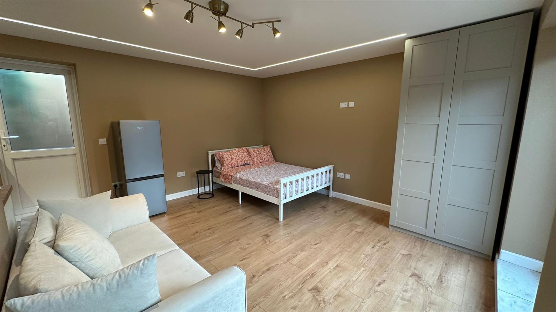 Property Image 86bf9c54-3986-43b2-8a7d-a7bfcb2600a2