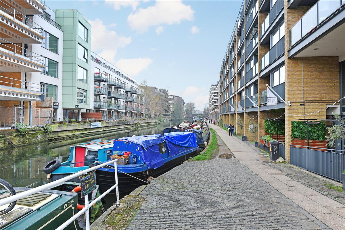top floor one bed new build canal-side apartment for rent in De Beauvoir