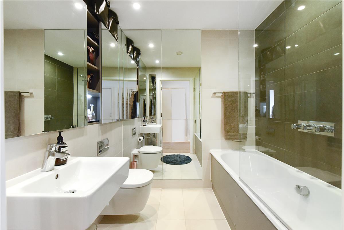 top floor one bed new build canal-side apartment for rent in De Beauvoir