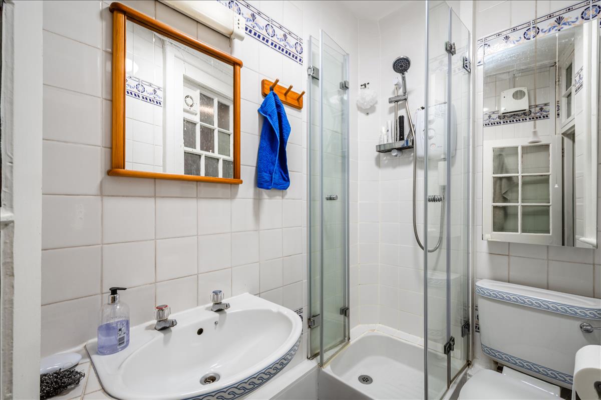 2-bedroom flat for sale in Queen Alexandra Mansions, WC1H. Bathroom