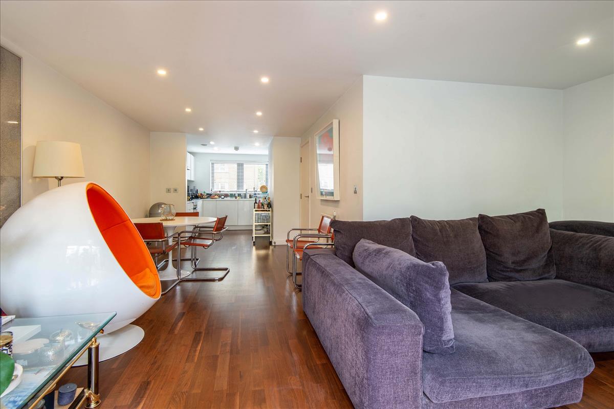 Four bedroom two bathroom house with garden for rent in Richmond Road  London Fields