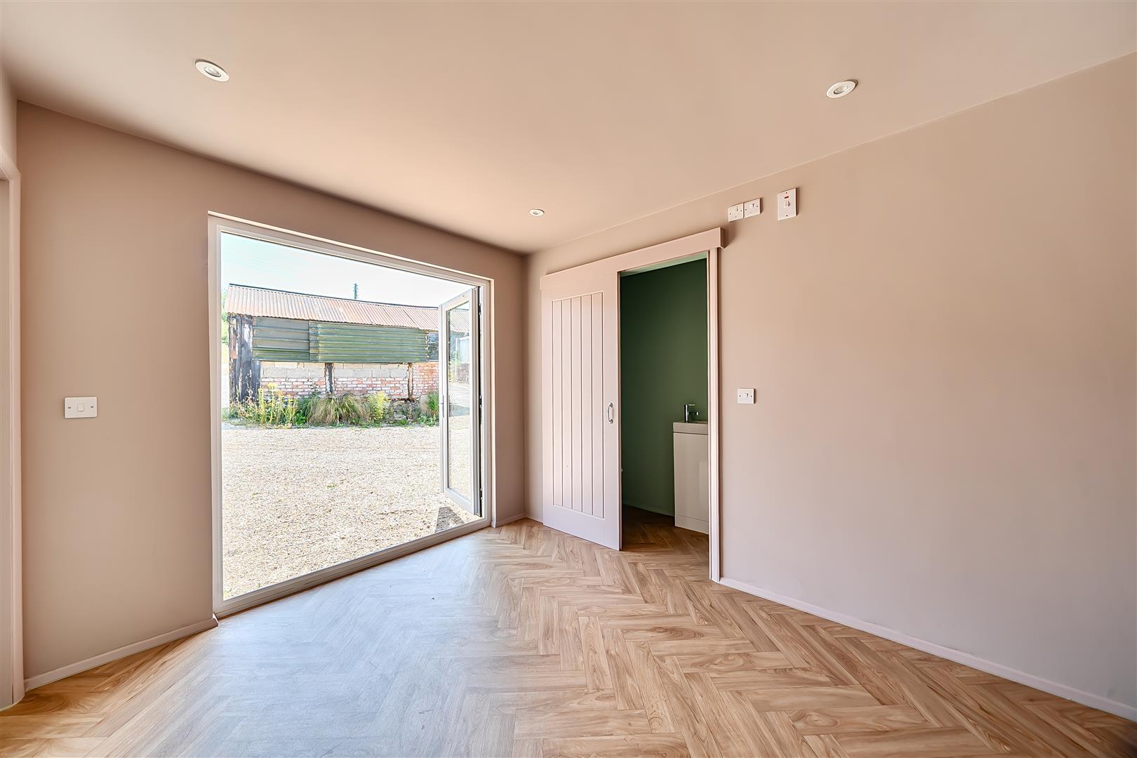 Property Image 8a63fd84-76bf-49eb-8698-c5c3a04669d3