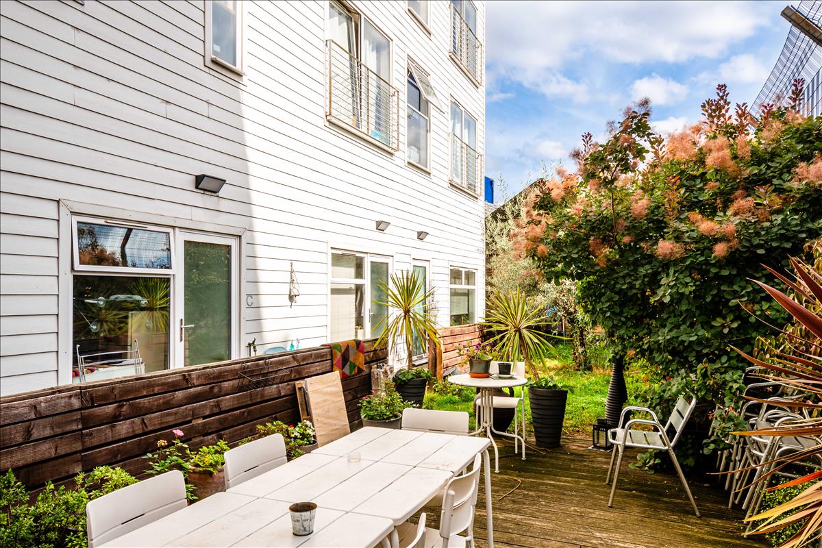 Freehold Investment Apartment Block Communal Outdoor Space/Garden