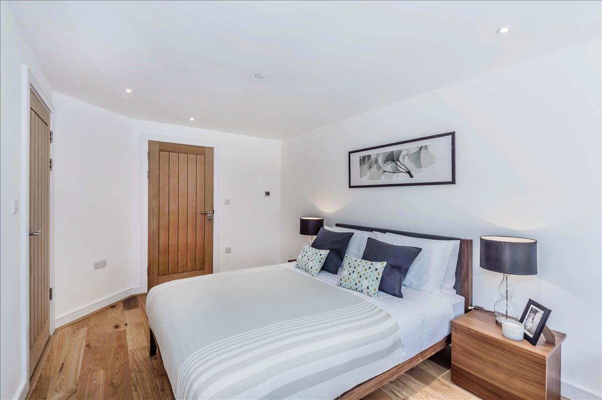 deluxe four bed gated mews house for rent in the heart of de beauvoir
