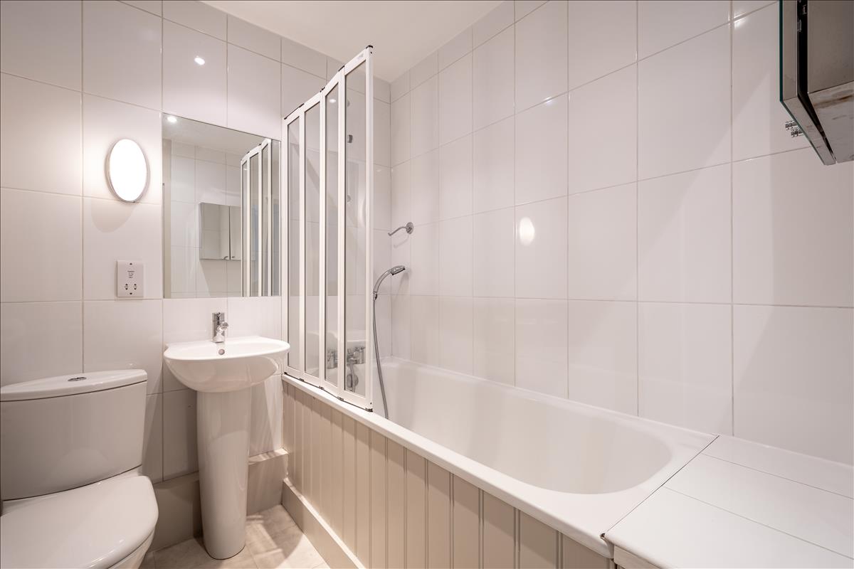 Stunning two bed georgian townhouse for rent in Barnsbury N1