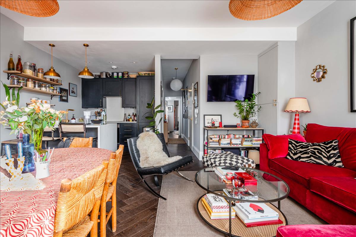 A rare opportunity to acquire a mixed-use freehold investment in the heart of Lower Clapton, positioned on Chatsworth Road, an increasingly sought-after high street known for its independent businesses.