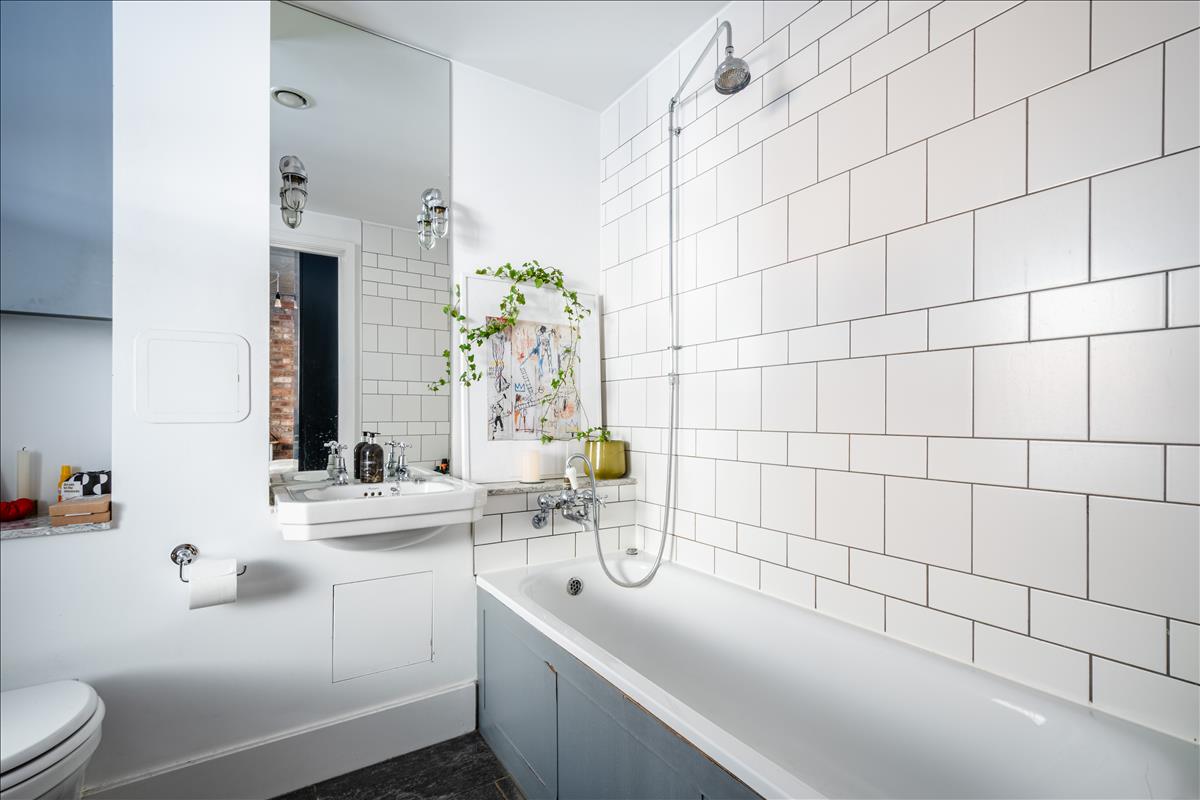 3-bed flat for sale The Fisheries, Lamb Lane, London Fields, E8.  Bathroom