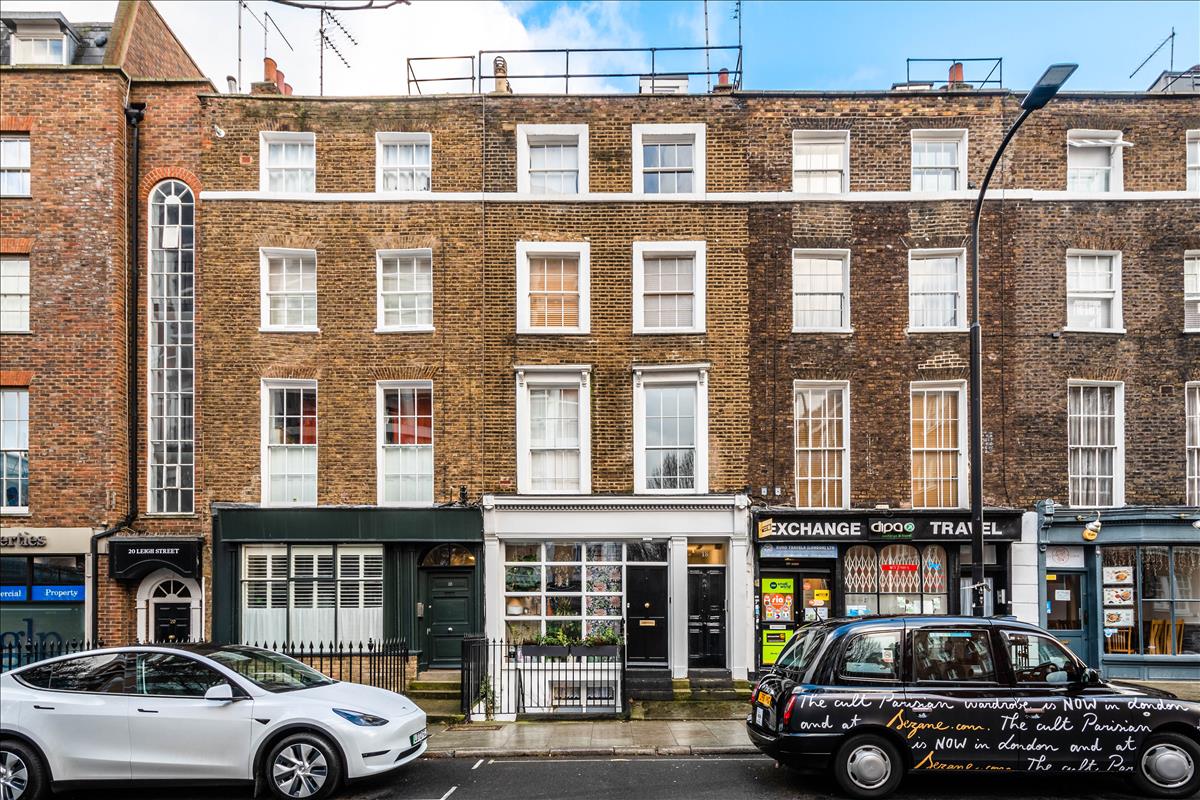 Top floor period apartment for sale in WC1