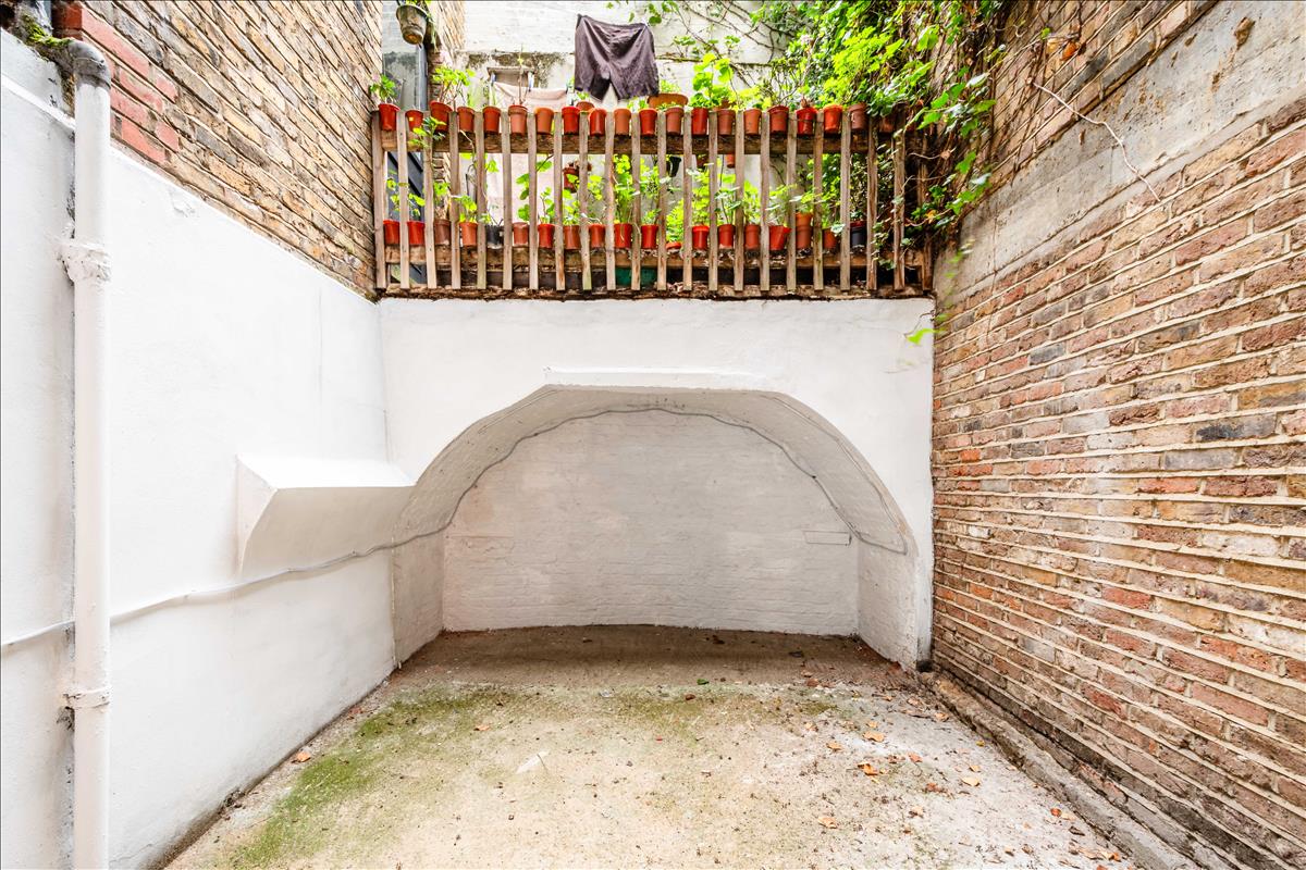 Courtyard. One bedroom flat for sale, Guilford Street, Bloomsbury, WC1N. 