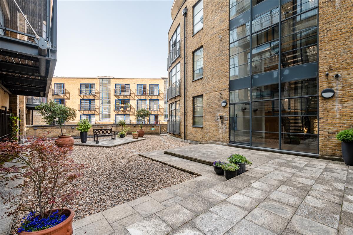 Newly refurbished two bedroom high end apartment for let in the exchange building Spitalfields E1