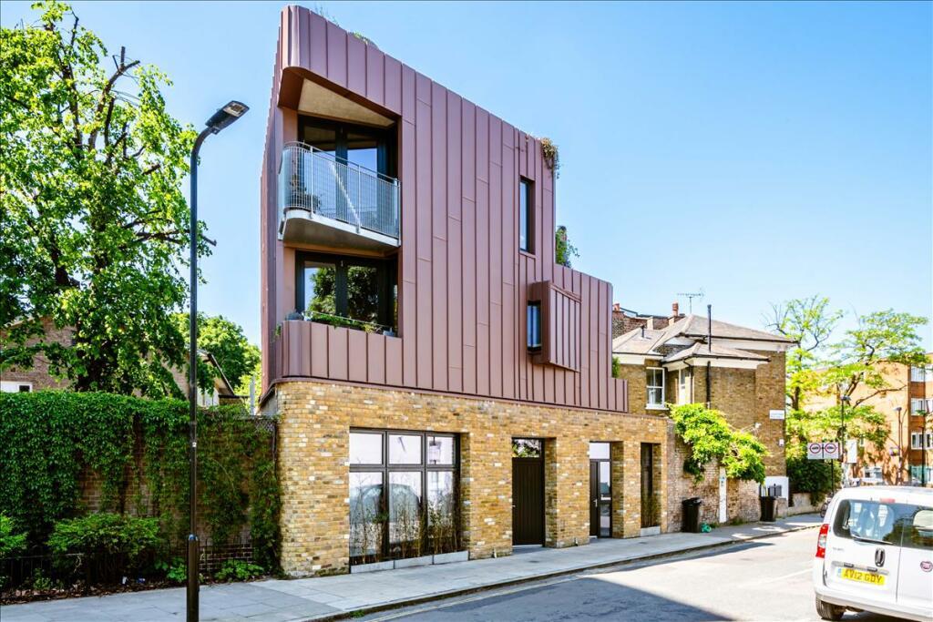Three bedroom architecturally finished triplex in London Fields for sale e8