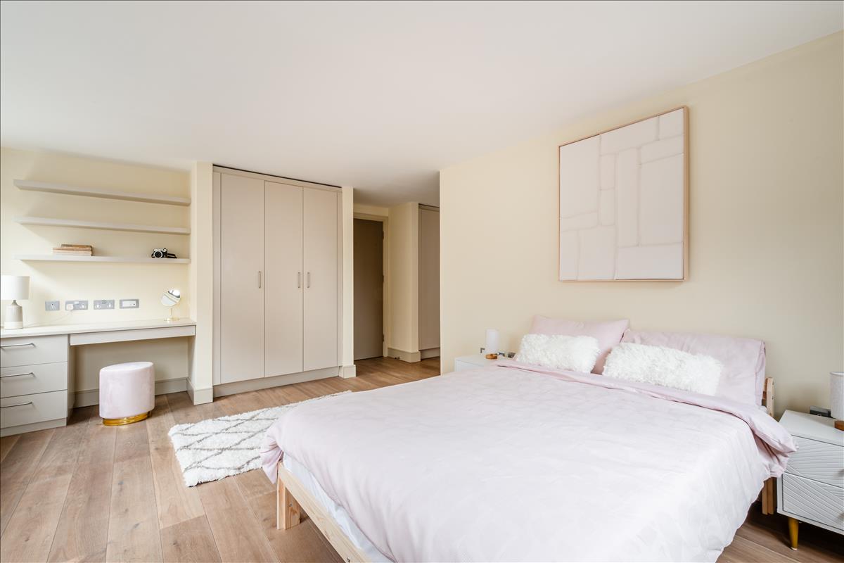 Split-level penthouse for sale, Boundary Street, Shoreditch, E2. Master bedroom