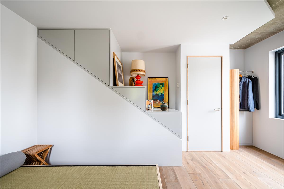 Three bedroom architecturally finished triplex in London Fields for sale e8