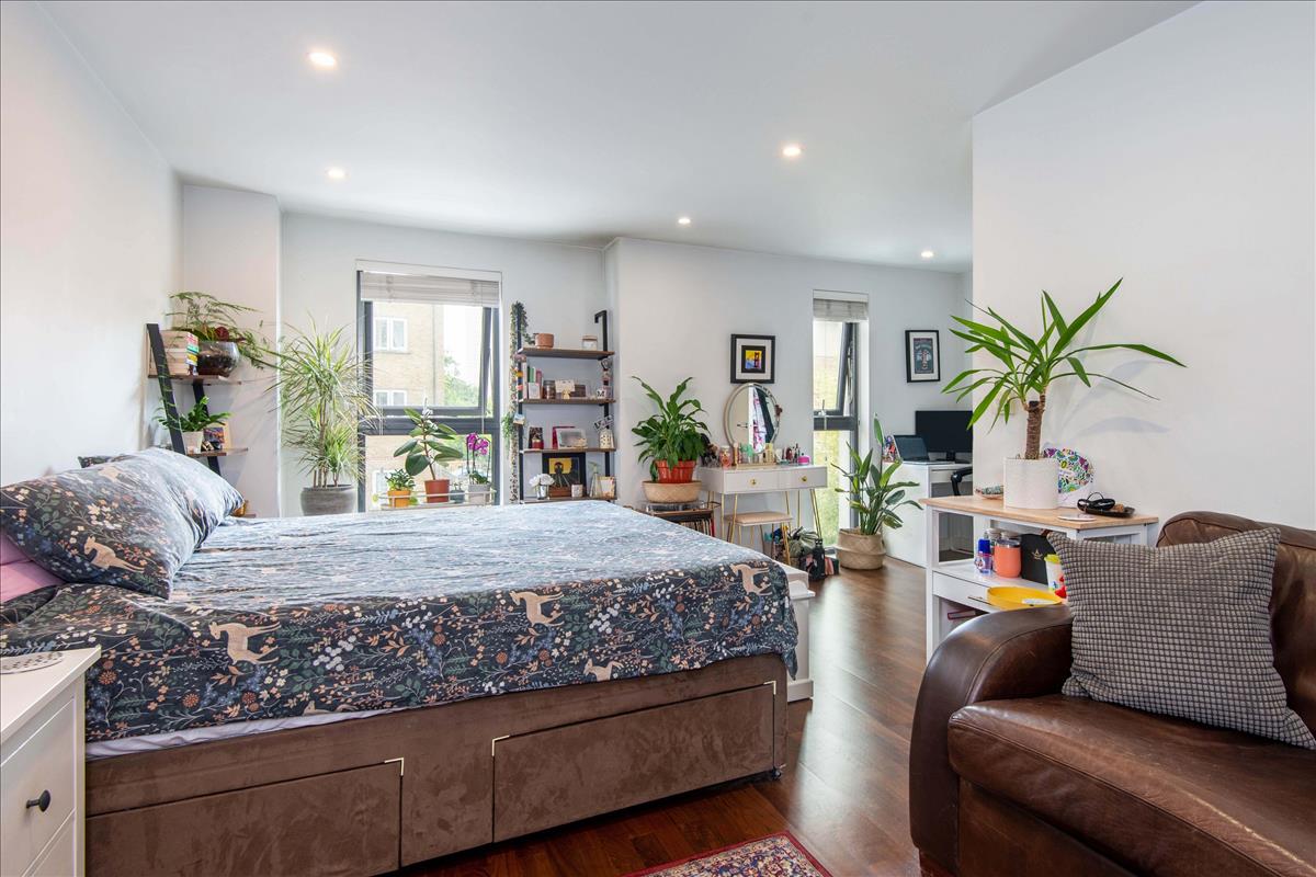 Four bedroom two bathroom house with garden for rent in Richmond Road  London Fields