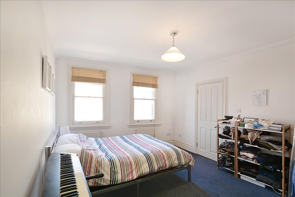 Top floor two bed apartment for rent on Upper Street N1