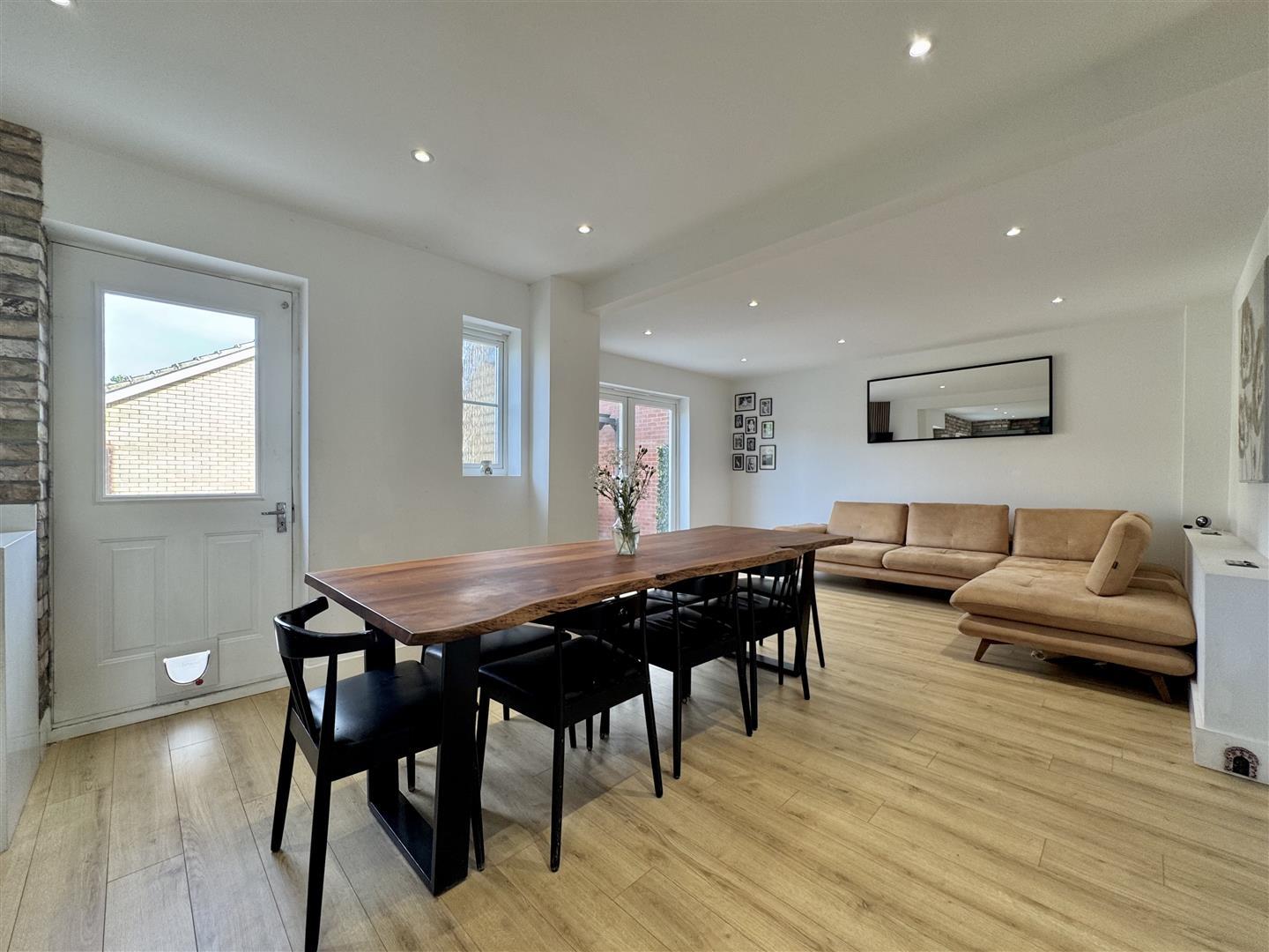 Property Image 9798bb3d-f414-4417-a0a3-41529965d106