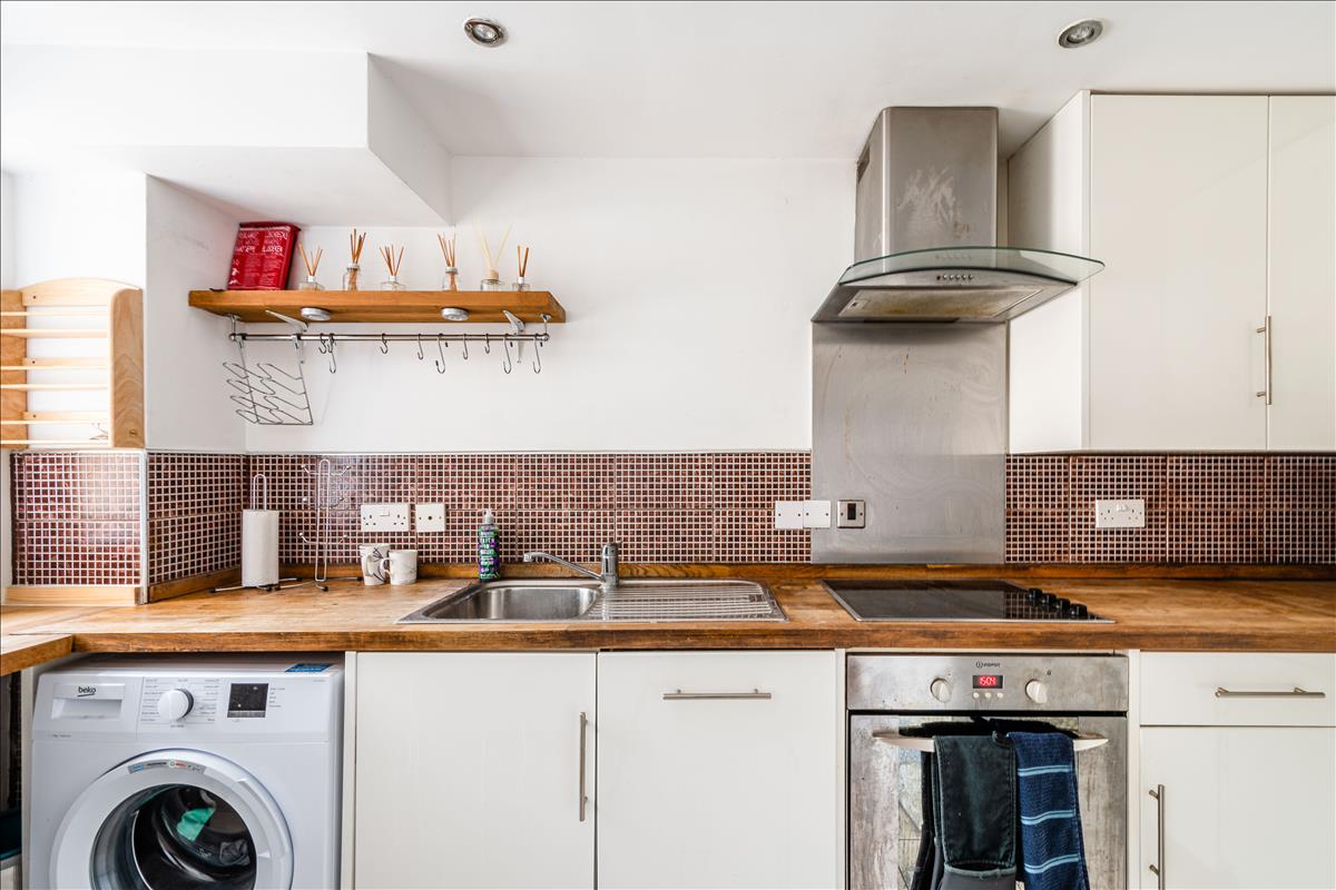 Three bedroom period apartment for rent in WC1