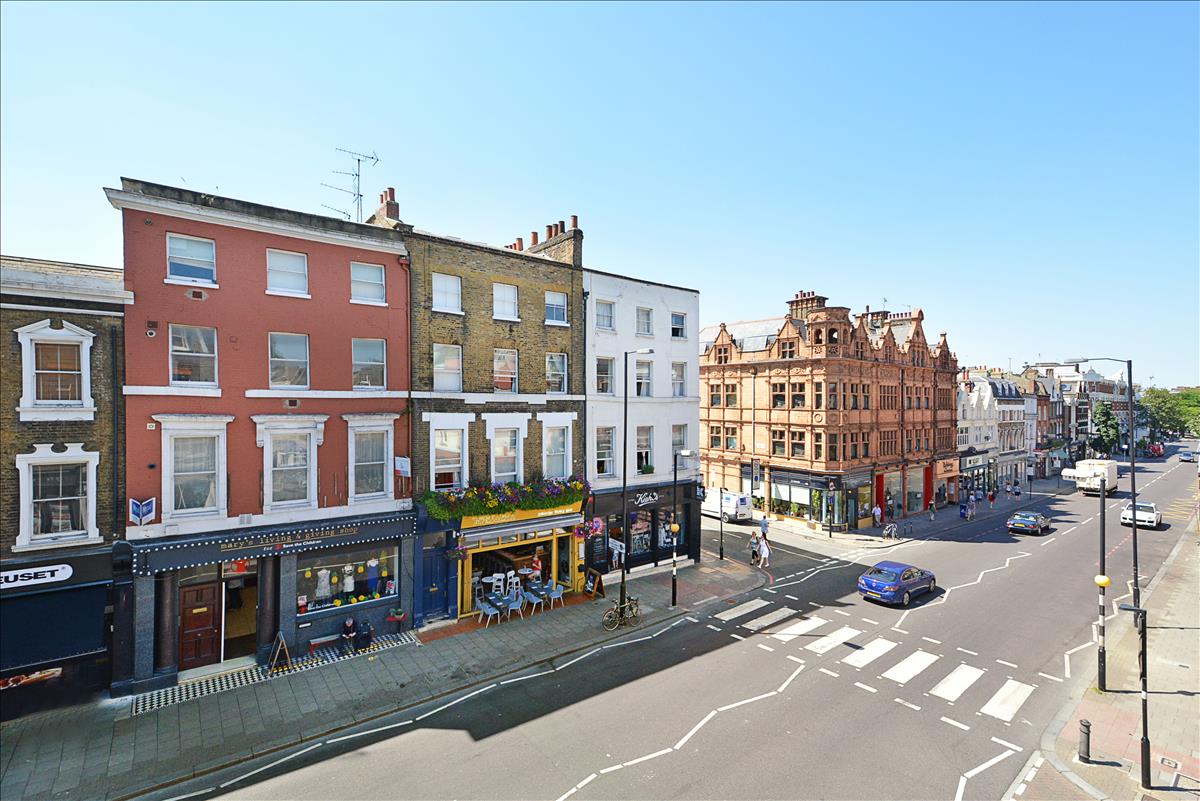 Top floor two bed apartment for rent on Upper Street N1
