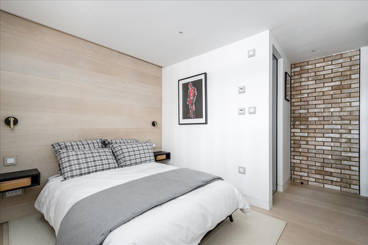 Three bed mews house development with architecturally designed interiors for rent e2