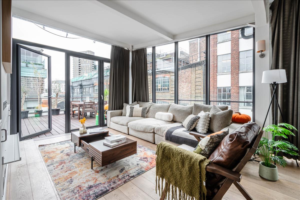 Split-level penthouse for sale, Boundary Street, Shoreditch, E2. Open-plan