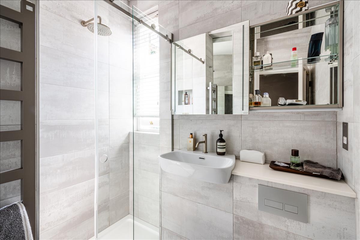 Two -bedroom, two-bathroom flat for sale, Marchmont Street, Bloomsbury, WC1N.  Bathroom